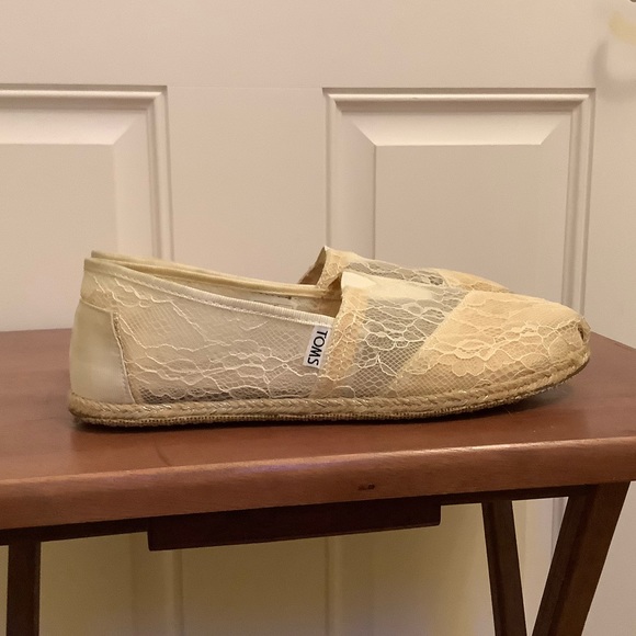 TOMS canvas Lace ivory cream lace flats ballet style round toe slip shoes 8.5W - Picture 3 of 9